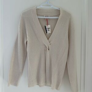 OPEN EDIT - V-NECK RIBBED SWEATER